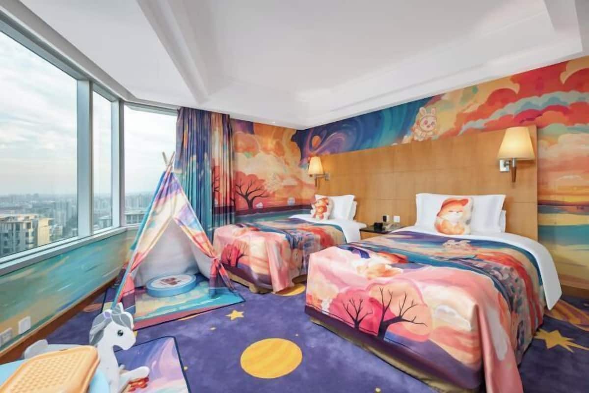 Premium bedding, in-room safe, desk, blackout drapes