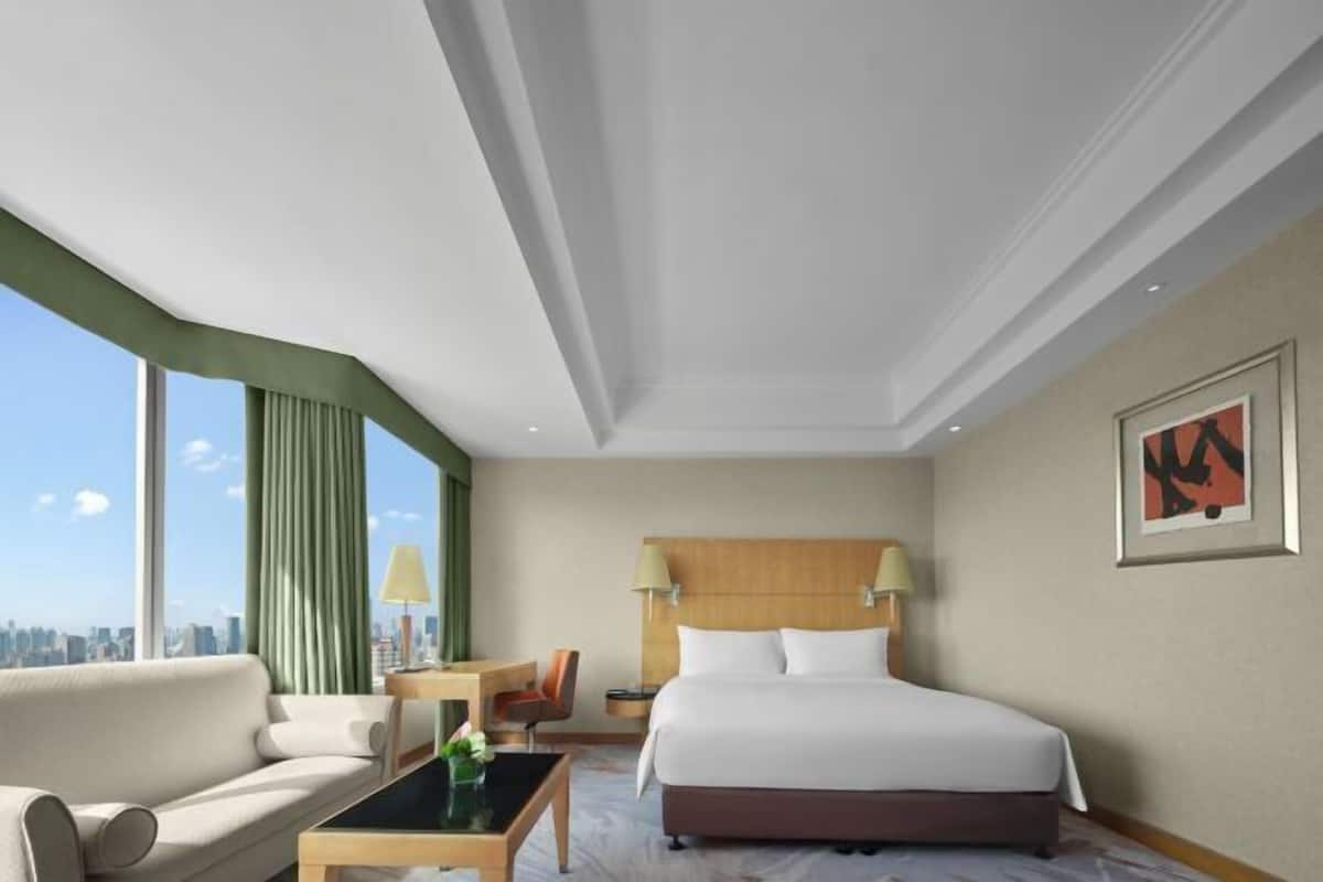 Bộ đồ giường cao cấp, két bảo mật tại phòng, bàn, màn/rèm cản sáng