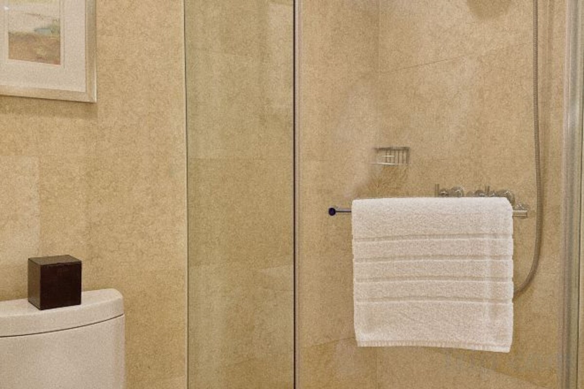 Bathroom | Combined shower/tub, rainfall showerhead, designer toiletries