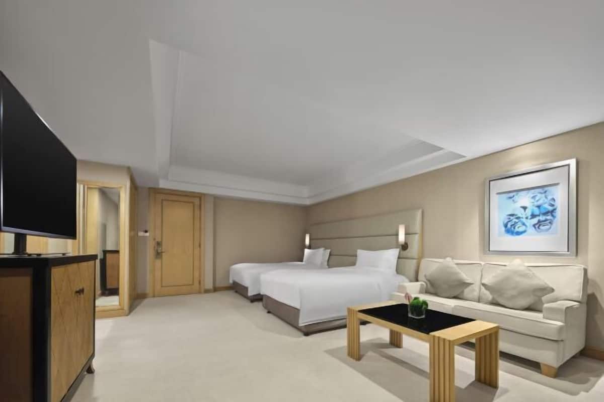 Bộ đồ giường cao cấp, két bảo mật tại phòng, bàn, màn/rèm cản sáng