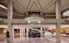 A spacious lobby with a marble floor, a central staircase, and a balcony with a railing. - DoubleTree by Hilton Hotel Shanghai - Pudong (Shanghai)