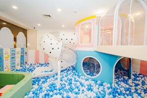 Zona de jocs infantil: coberta