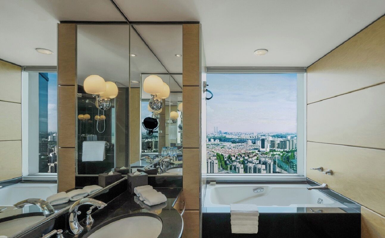 Combined shower/bathtub, rainfall showerhead, designer toiletries