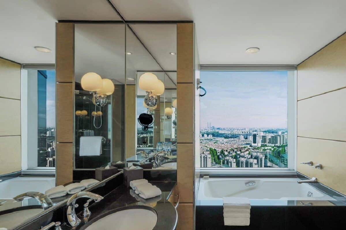 Combined shower/tub, rainfall showerhead, designer toiletries