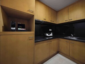 Fridge, cookware/dishes/utensils