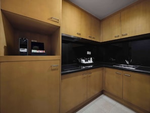 Fridge, cookware/dishes/utensils