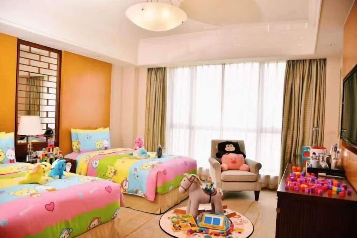 Ropa de cama de alta calidad y caja de seguridad en la habitación