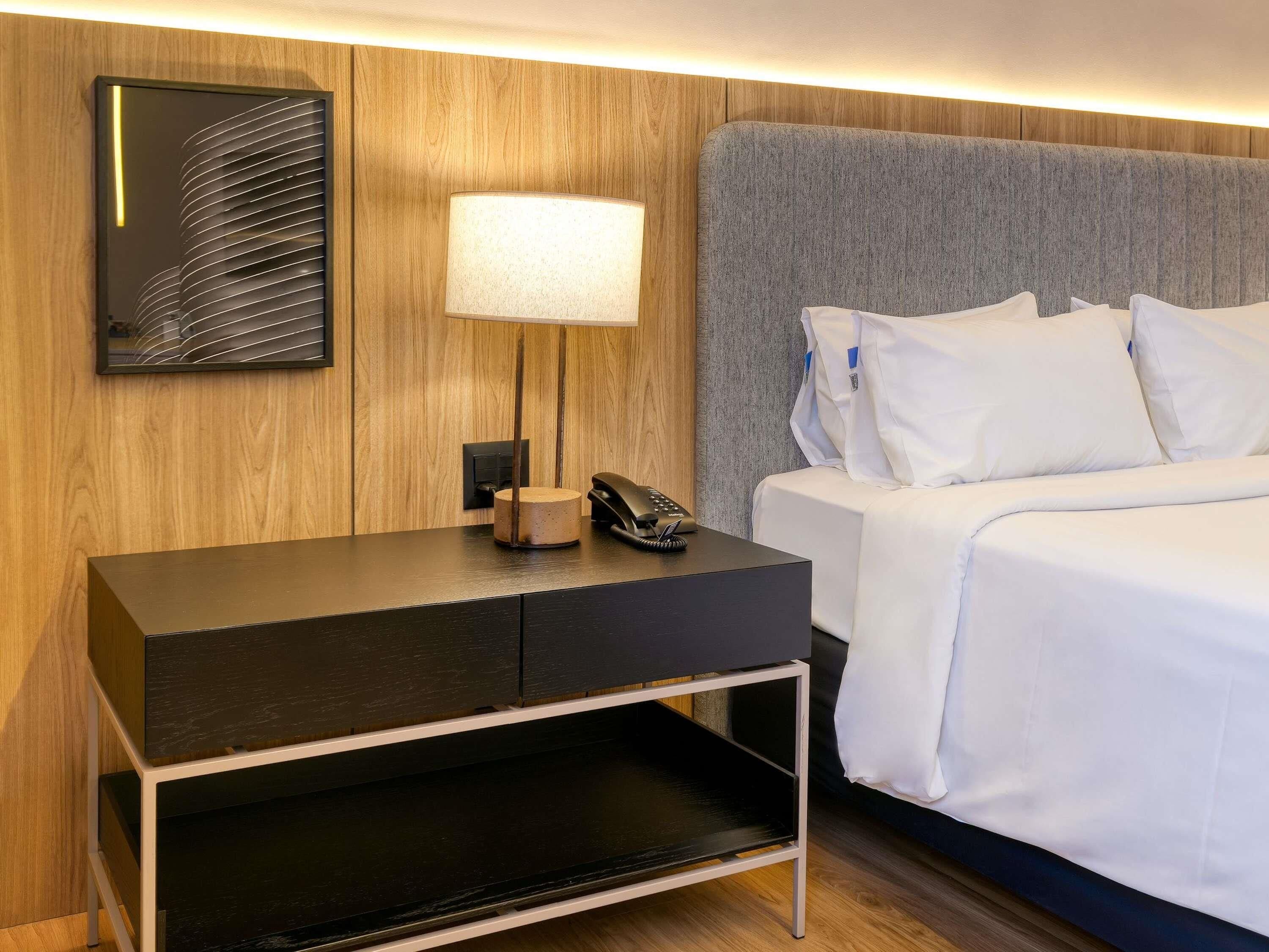 Quarto premium, 1 cama Queen | Frigobar, cofres nos quartos, escrivaninha