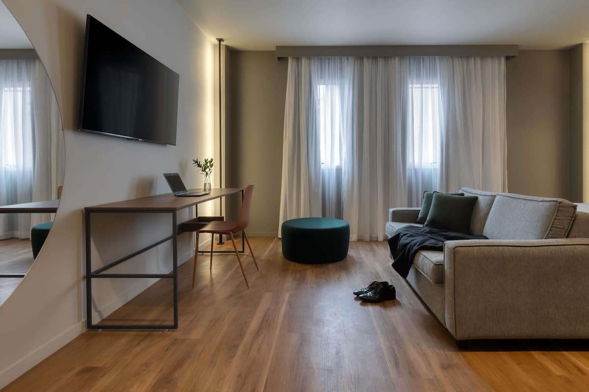 Superior-Zimmer, 1 Queen-Bett | Minibar, Zimmersafe, Schreibtisch, Verdunkelungsvorhänge