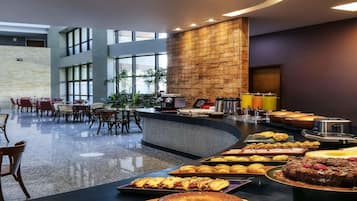 Café da manhã com buffet diário (BRL 44.05 por pessoa)