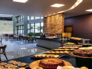 Petit déjeuner buffet (44.05 BRL par personne)