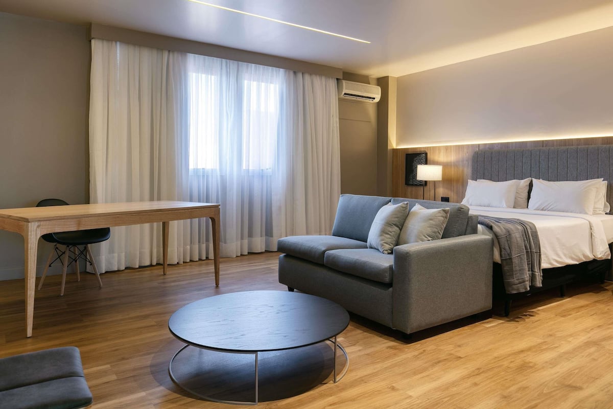Premium-Zimmer, 1 Queen-Bett | Minibar, Zimmersafe, Schreibtisch, Verdunkelungsvorhänge