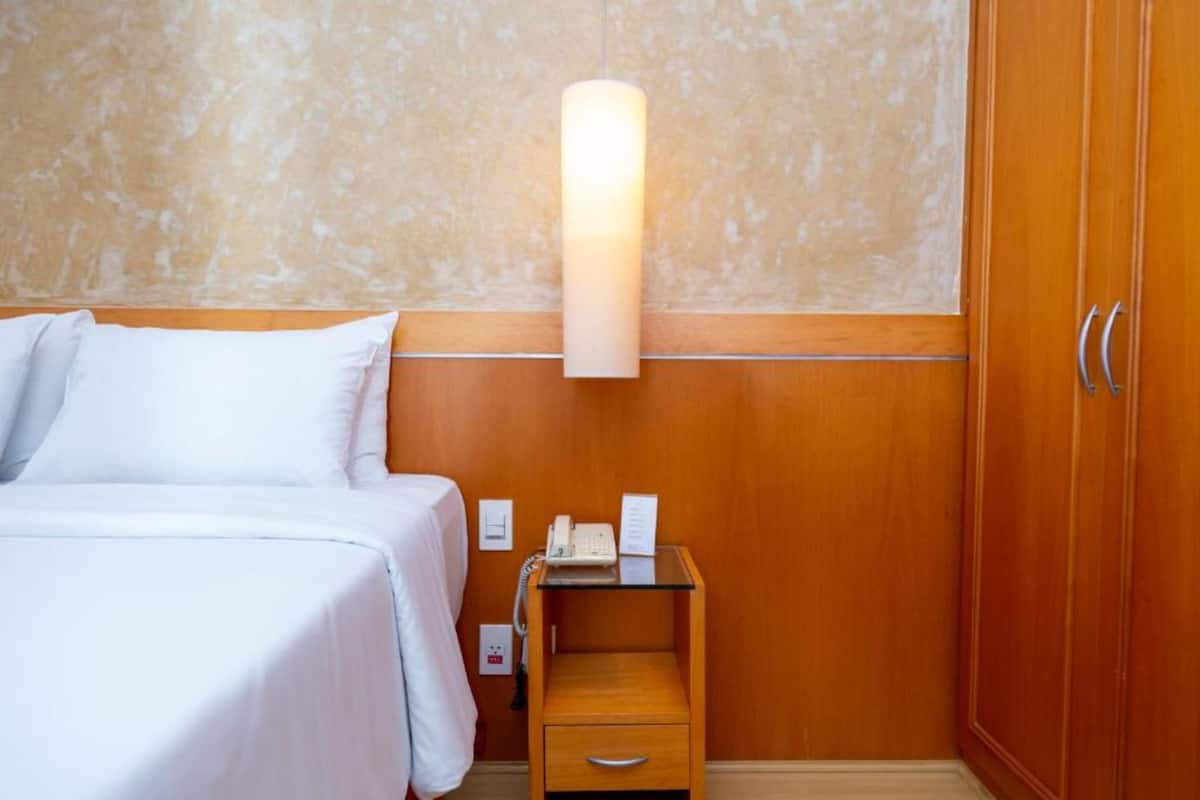 Minibar, coffres-forts dans les chambres, bureau, rideaux occultants