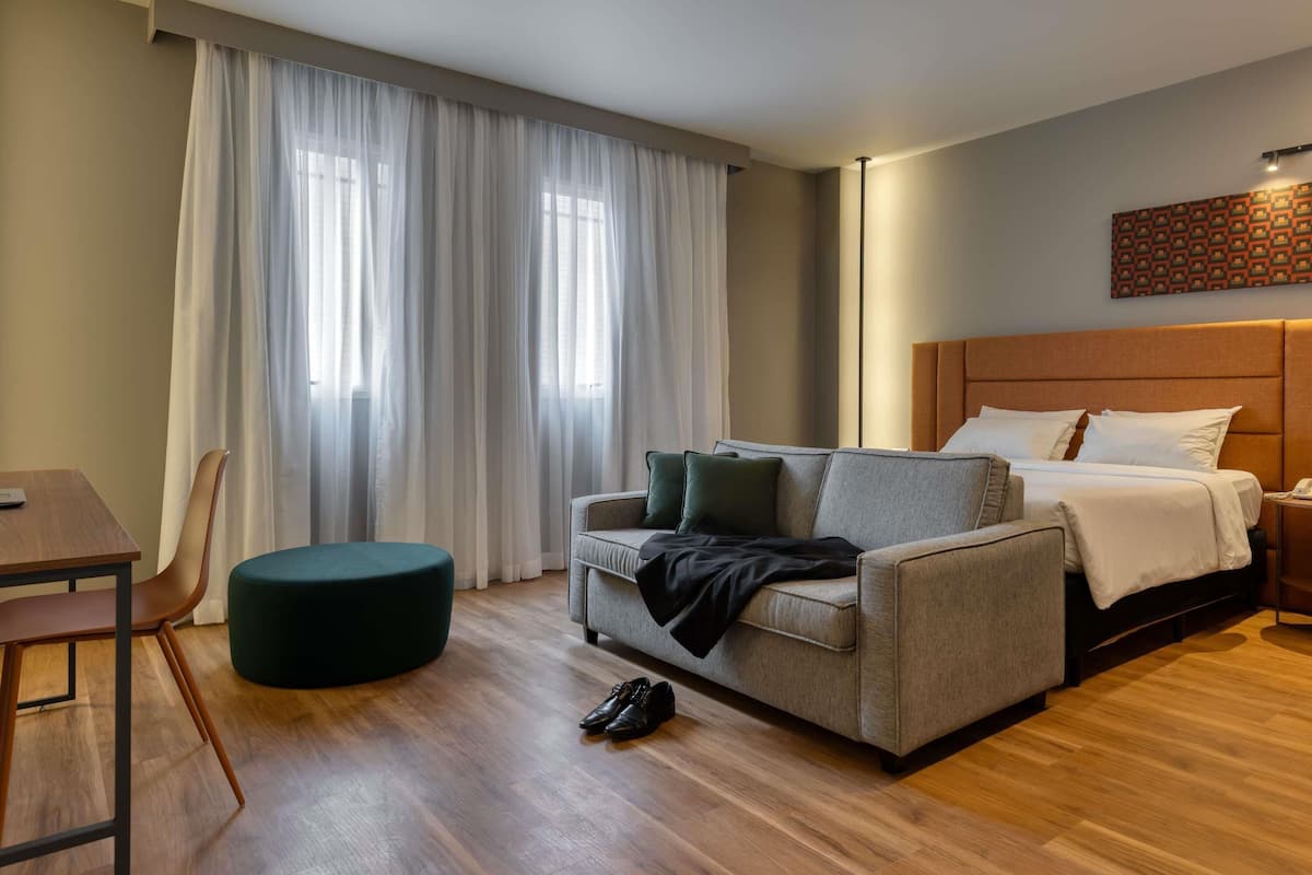 Superior Room, 1 Katil Ratu (Queen) | Bar mini, peti besi dalam bilik, meja, langsir/tirai gelap terus