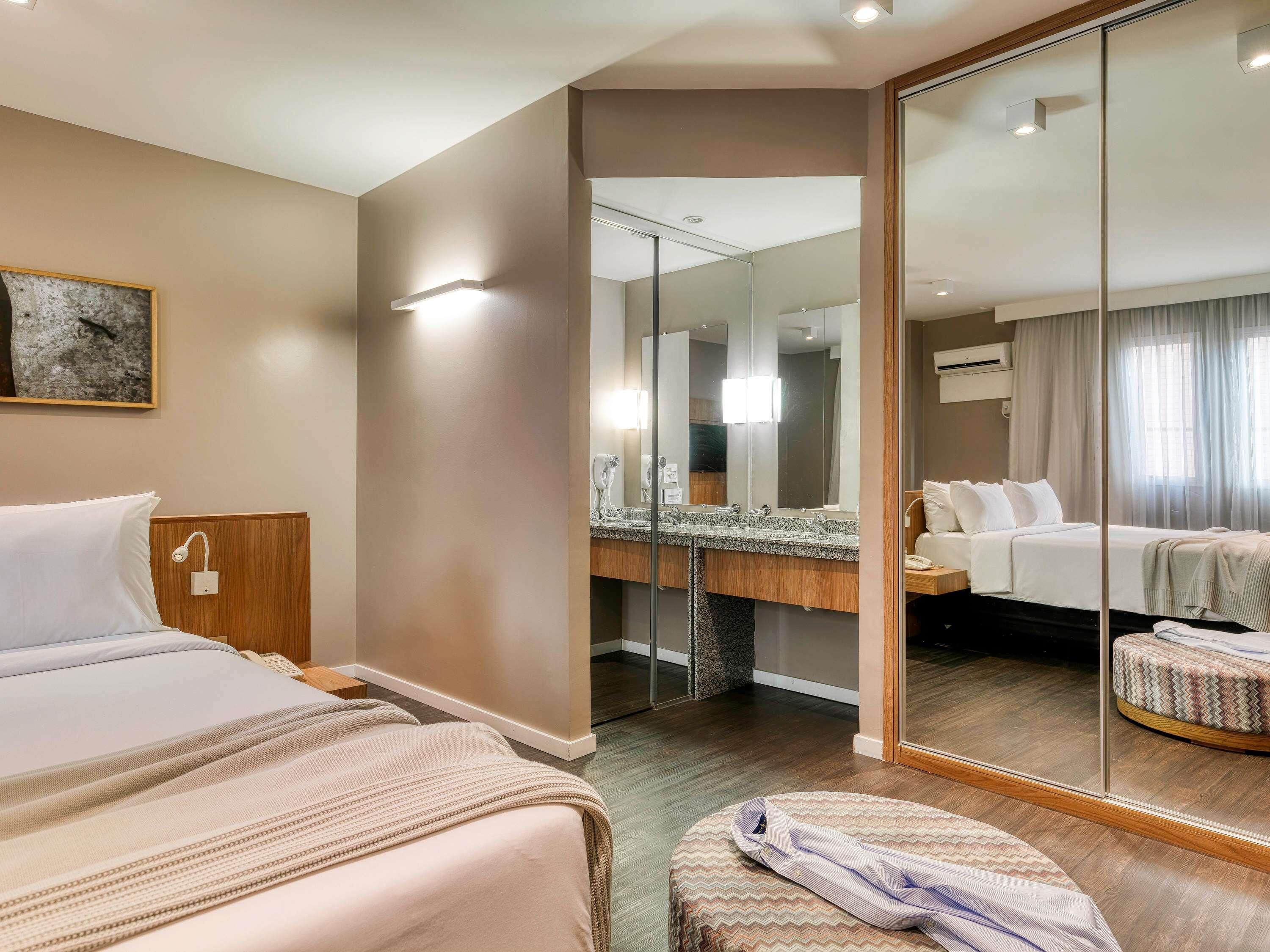 ميني بار وخزنة داخل الغرفة ومكتب وستائر تعتيم