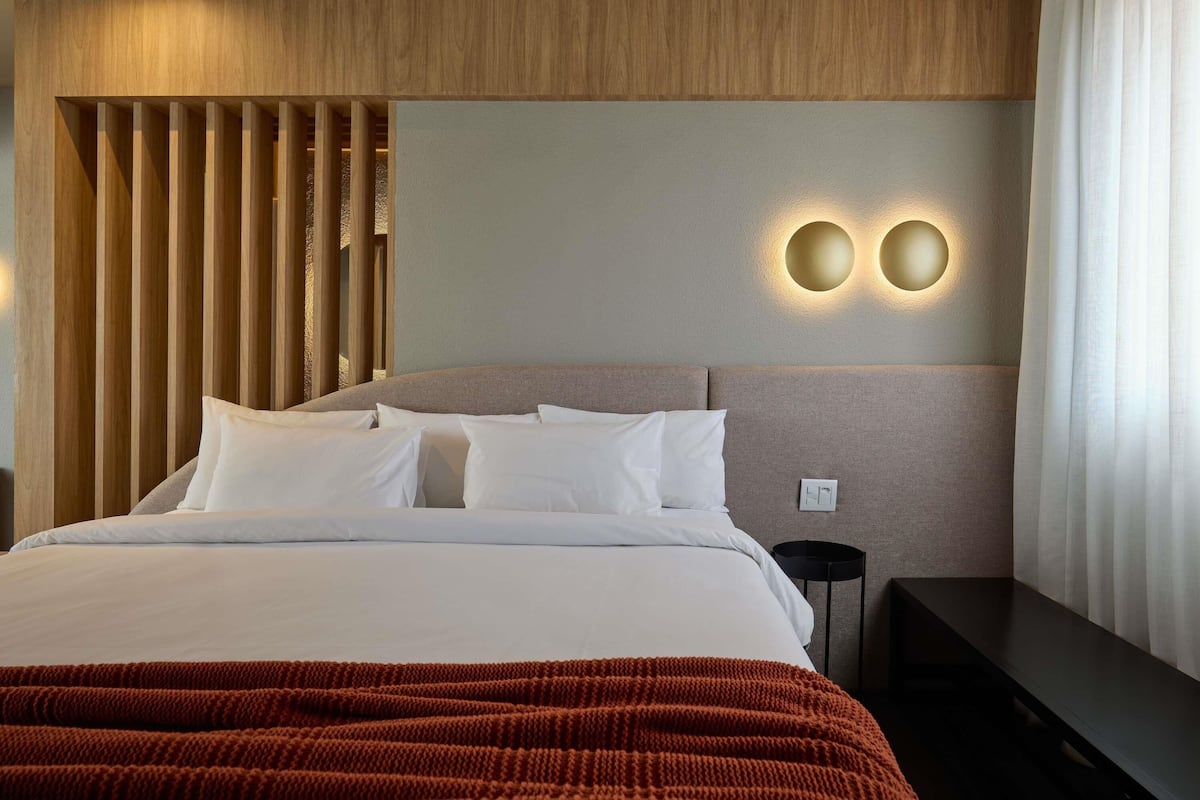 Suite Exécutive, 1 très grand lit | Minibar, coffres-forts dans les chambres, bureau