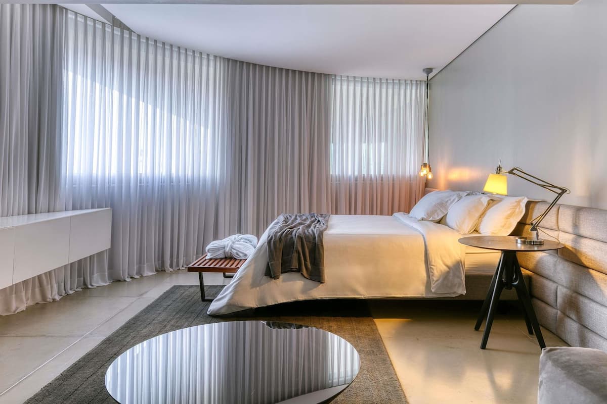 Junior Suite, 1 King Bed | Minibar, in-room safe, desk, blackout curtains