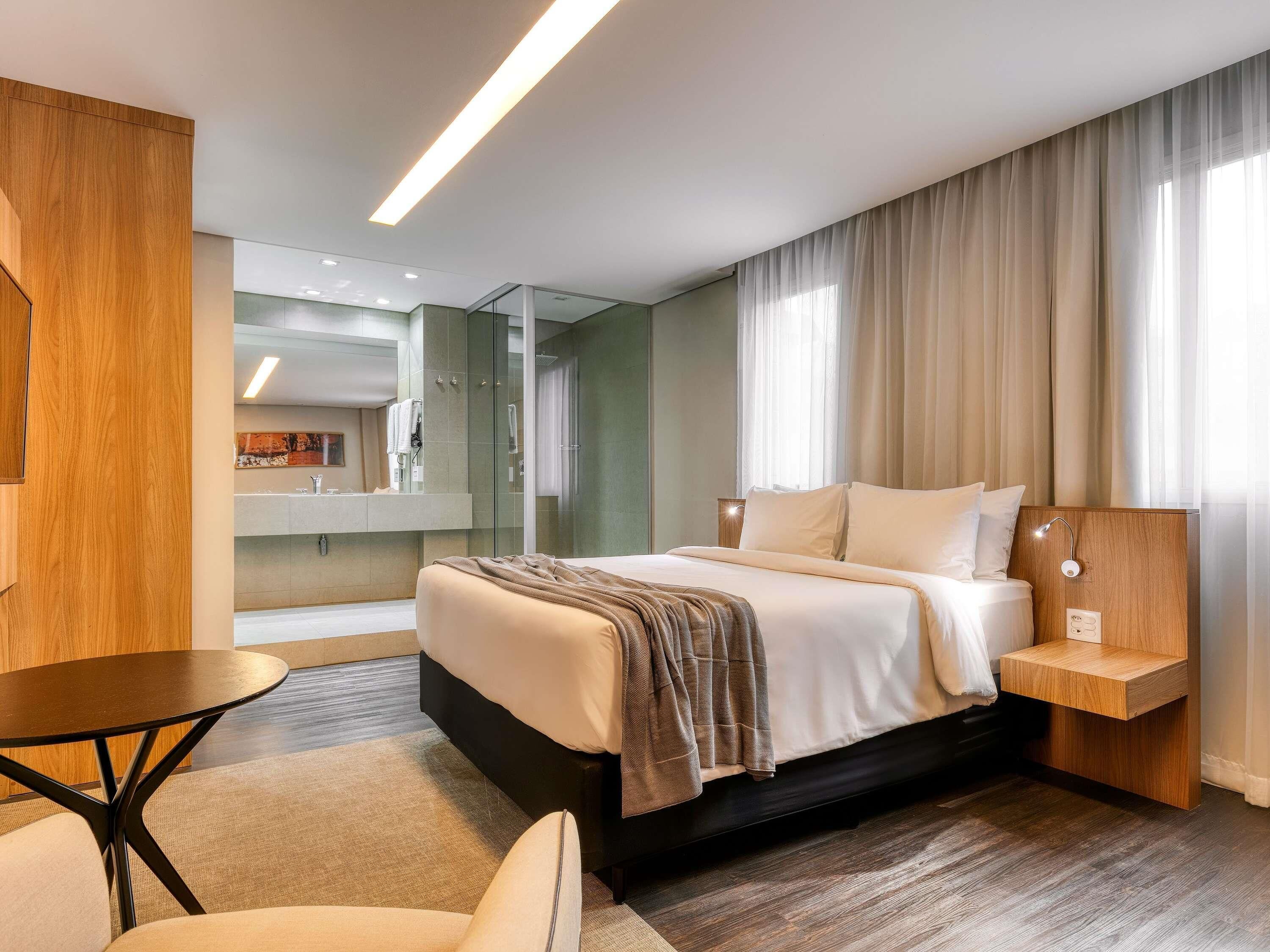 Luxe suite, 1 tweepersoonsbed | Een minibar, een kluis op de kamer, een bureau, een laptopwerkplek