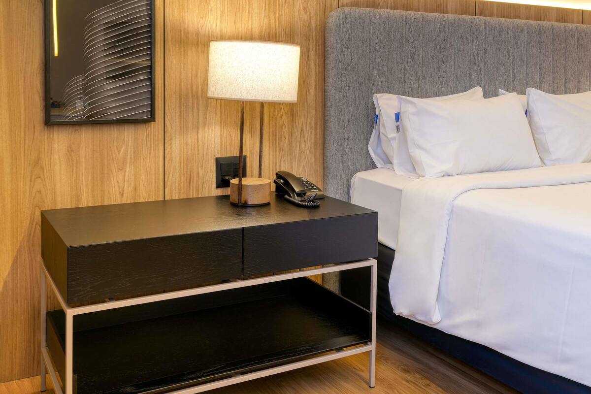 Phòng Premium, 1 giường cỡ queen | Minibar, két bảo mật tại phòng, bàn 