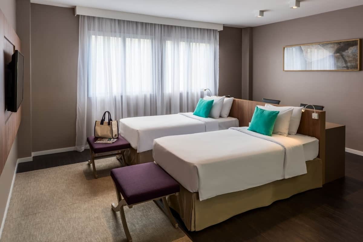 Suite Luxe, 1 lit double | Minibar, coffres-forts dans les chambres, bureau, rideaux occultants