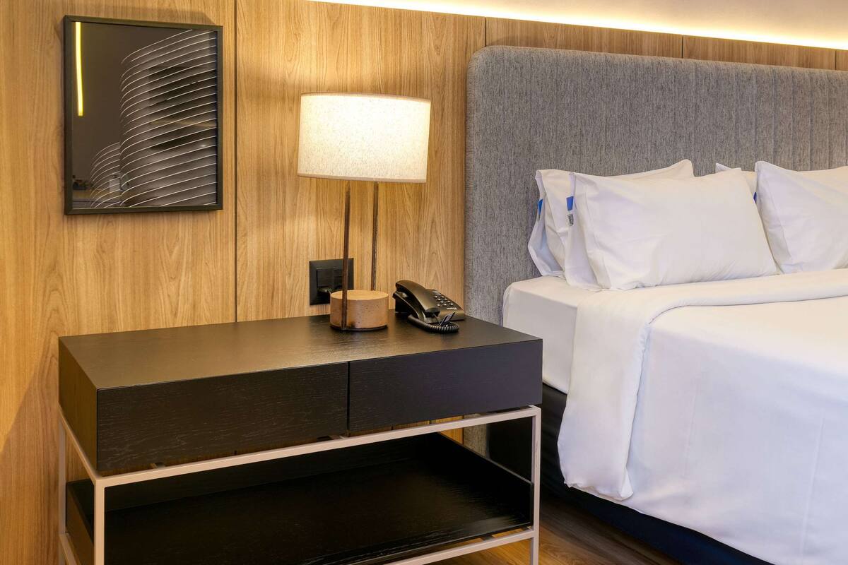 Premium-Zimmer, 1 King-Bett | Minibar, Zimmersafe, Schreibtisch, Verdunkelungsvorhänge