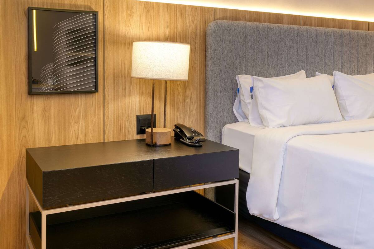 Premium Room, 1 King Bed | Minibar, in-room safe, desk, blackout curtains