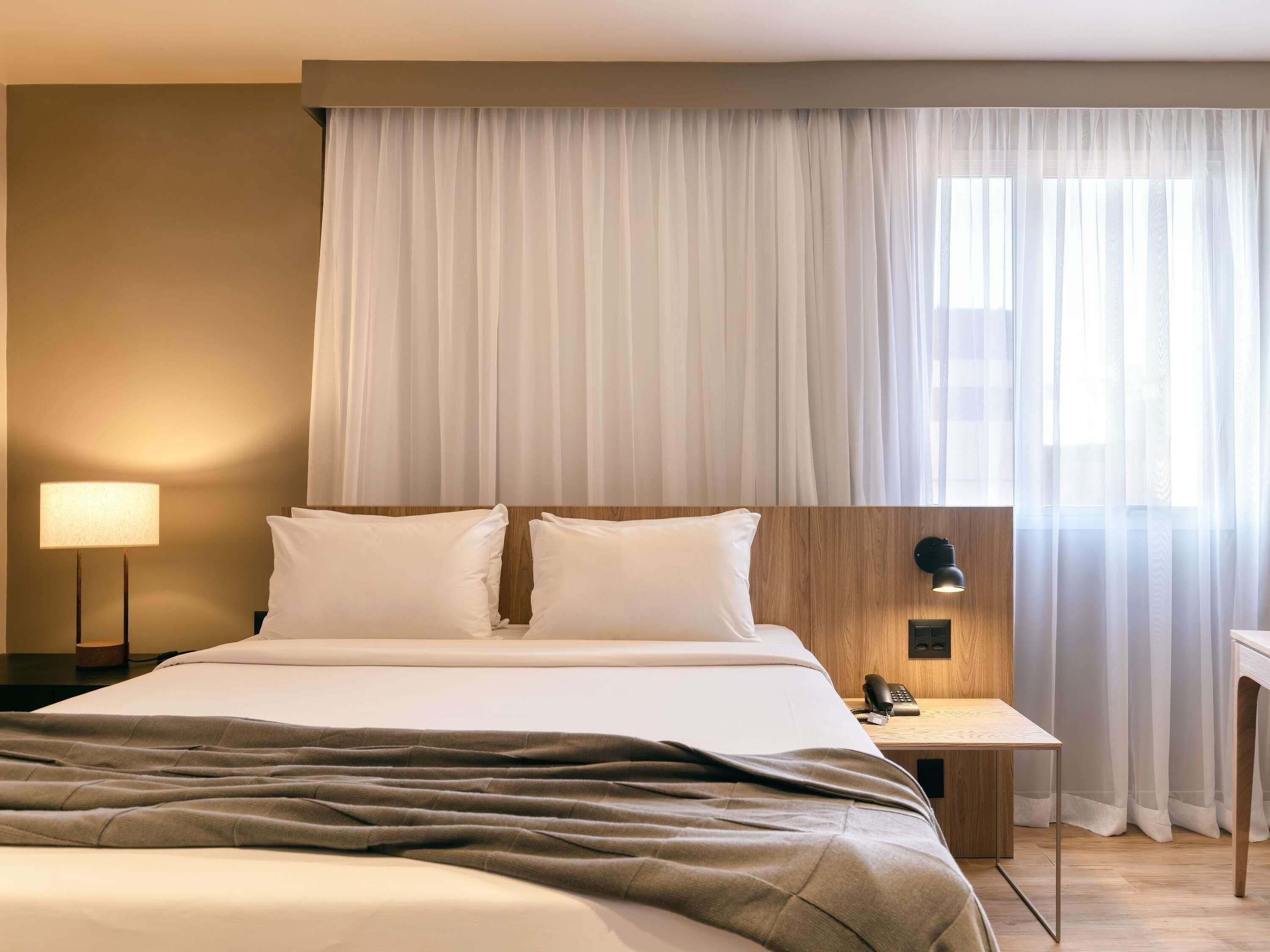 Premium Room, 1 Queen Bed | Minibar, in-room safe, desk, blackout drapes