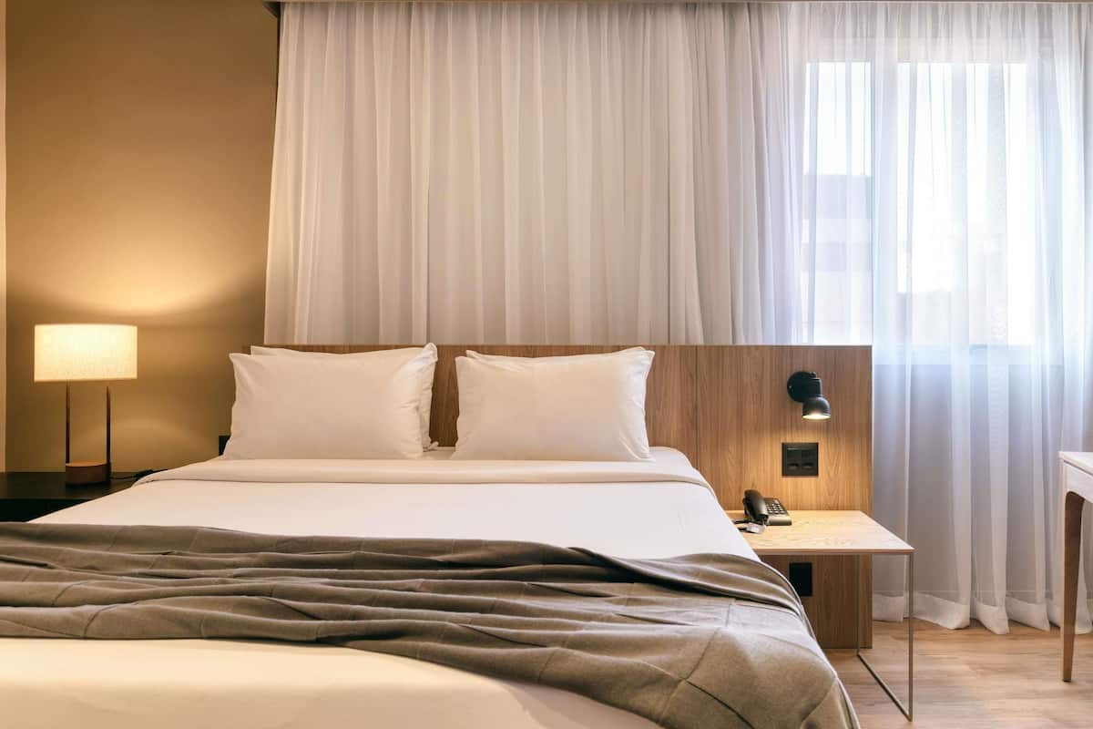 Premium-rum - 1 queensize-säng | Minibar, värdeförvaringsskåp på rummet och skrivbord