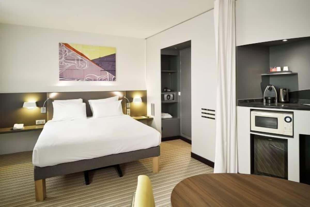 Minibar, bureau, espace de travail pour ordinateur portable