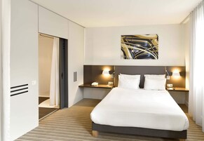 经典双人房 | 迷你吧、办公桌、笔记本电脑工作区、遮光窗帘