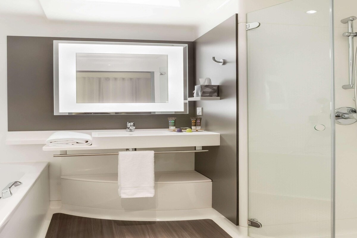 Bathroom | Separate tub and shower, free toiletries, hair dryer, towels