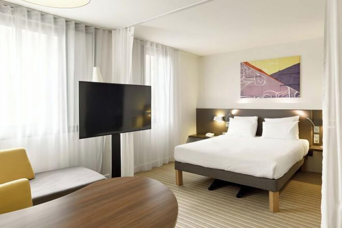 Minibar, desk, laptop workspace, blackout drapes