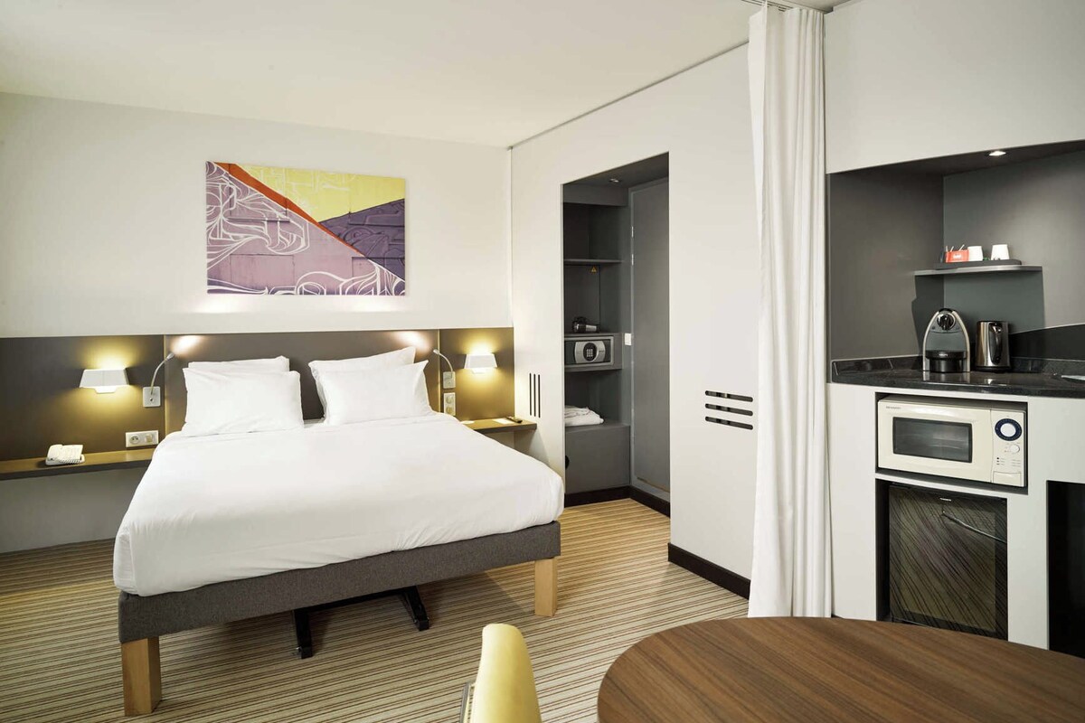 Minibar, desk, laptop workspace, blackout drapes