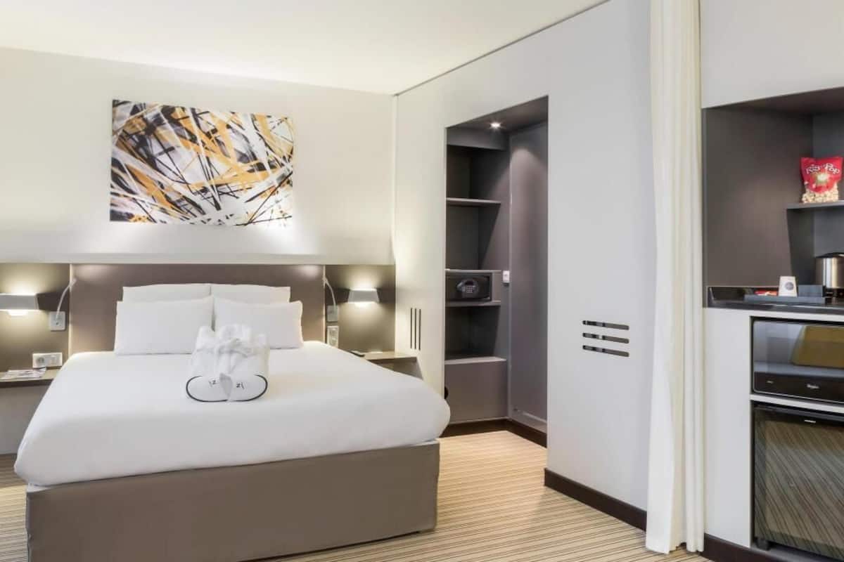 Minibar, desk, laptop workspace, blackout drapes