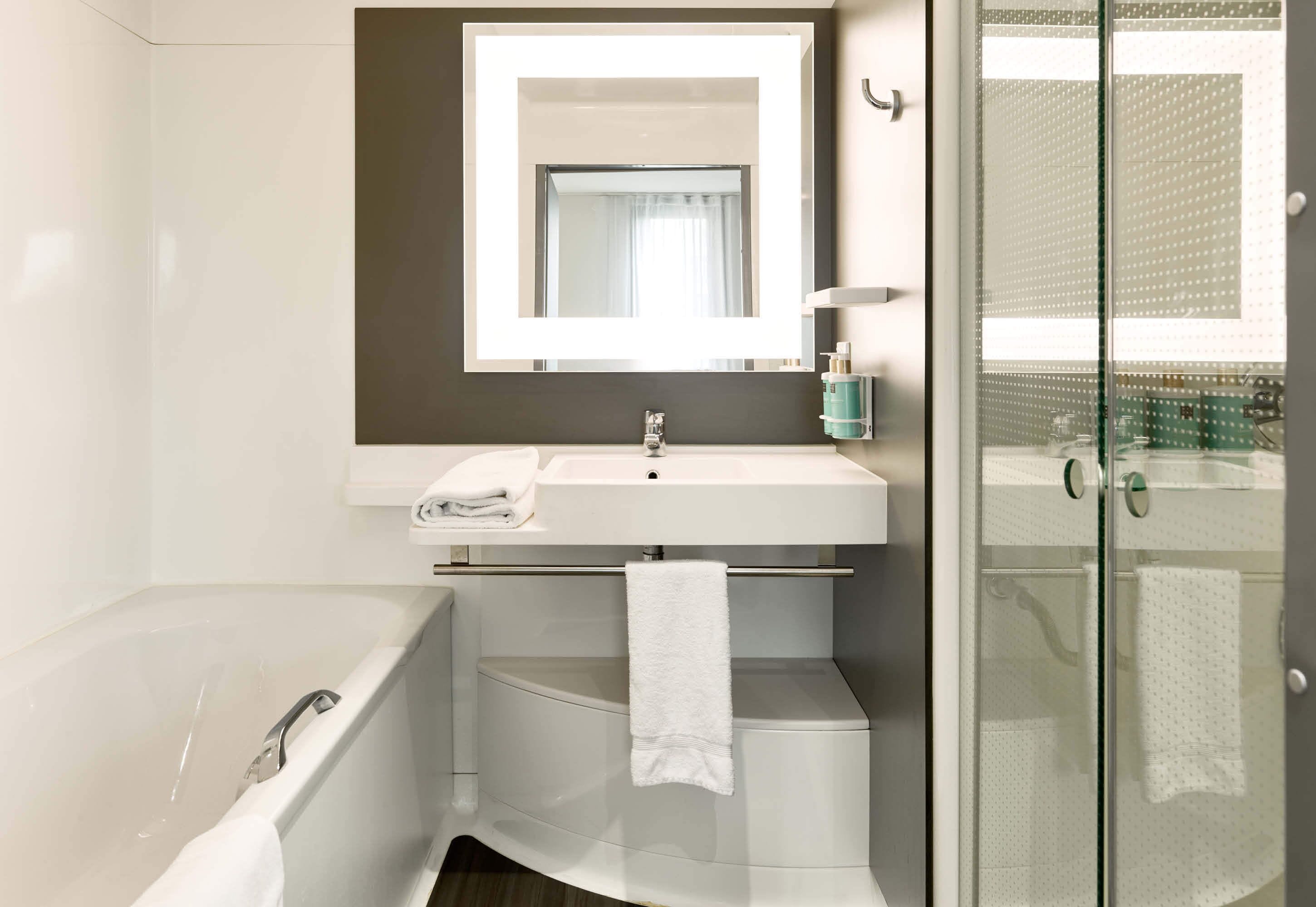 comfort double room | bathroom | separate bathtub and shower, free toiletries, hair dryer, towels
