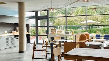 Frukostbuffé varje dag (EUR 18.50 per person)