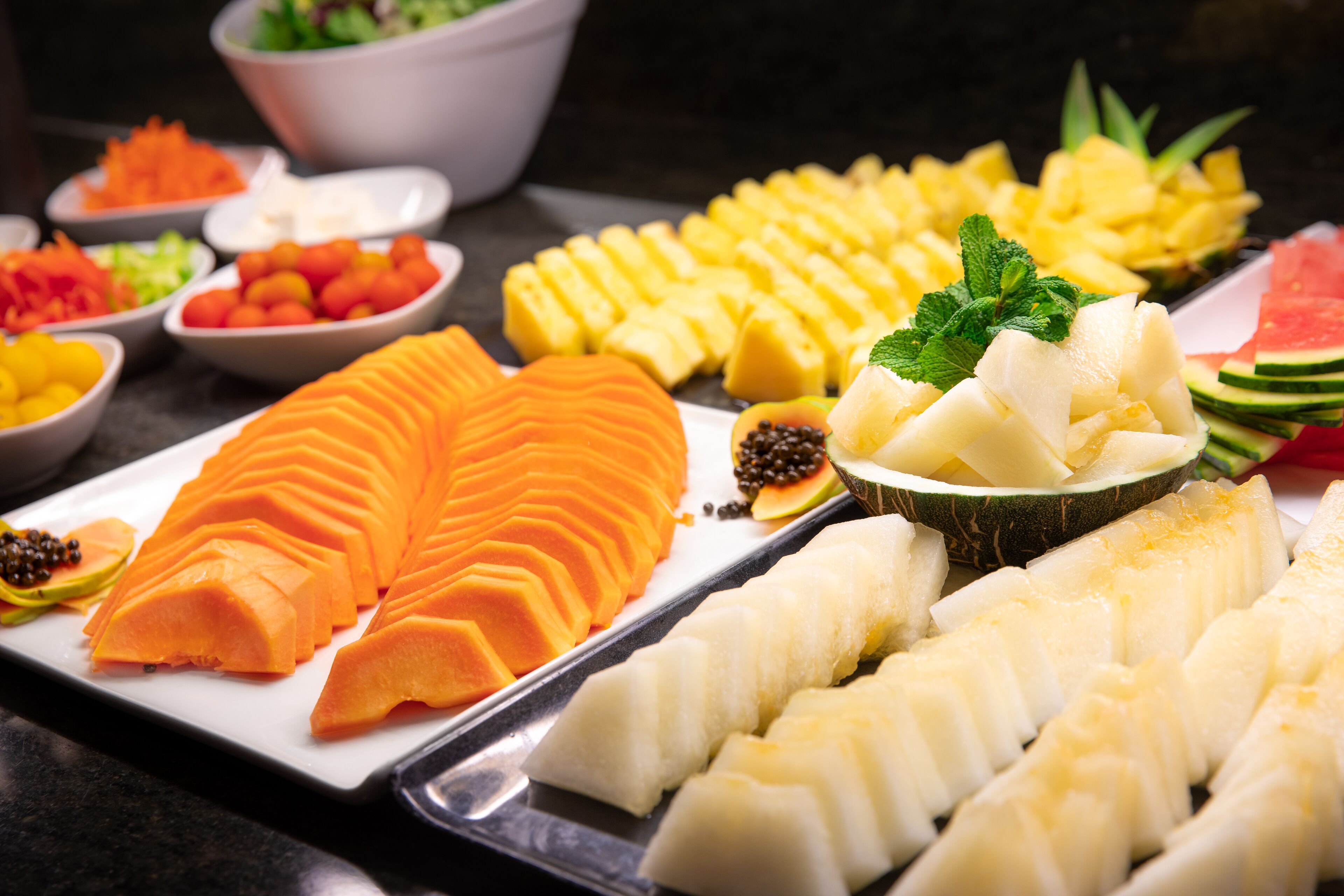 Ein Buffet mit verschiedenen Früchten und Gemüsesorten.