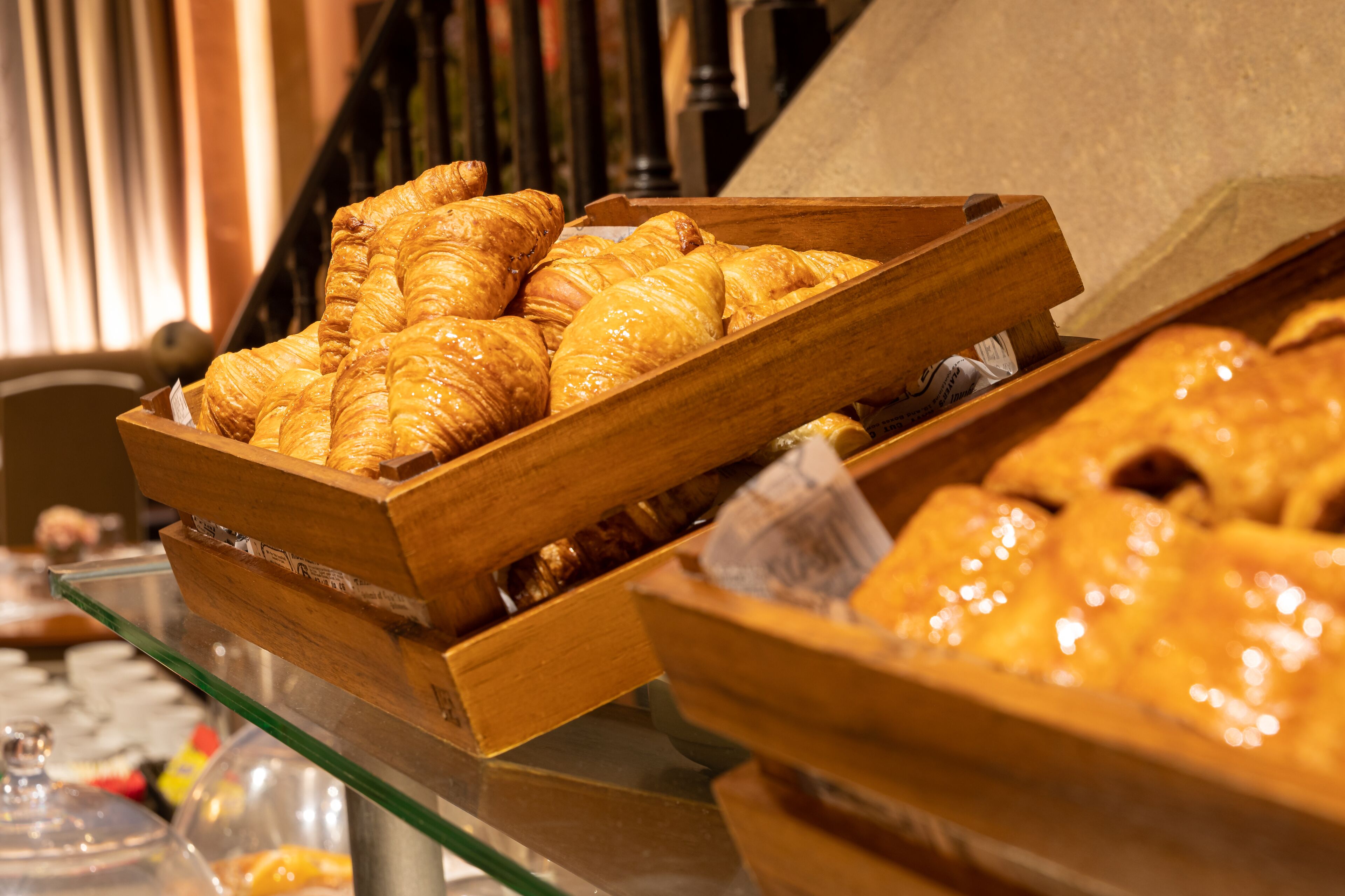 Gebak gepresenteerd in houten dozen.