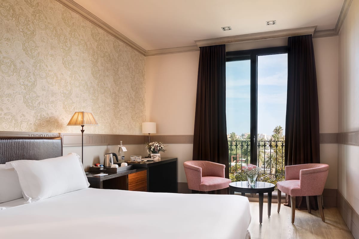 Premium bedding, minibar, in-room safe, desk