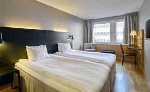 Kamar Twin Standar | Brankas, meja kerja, tirai kedap cahaya, dan setrika/meja setrika