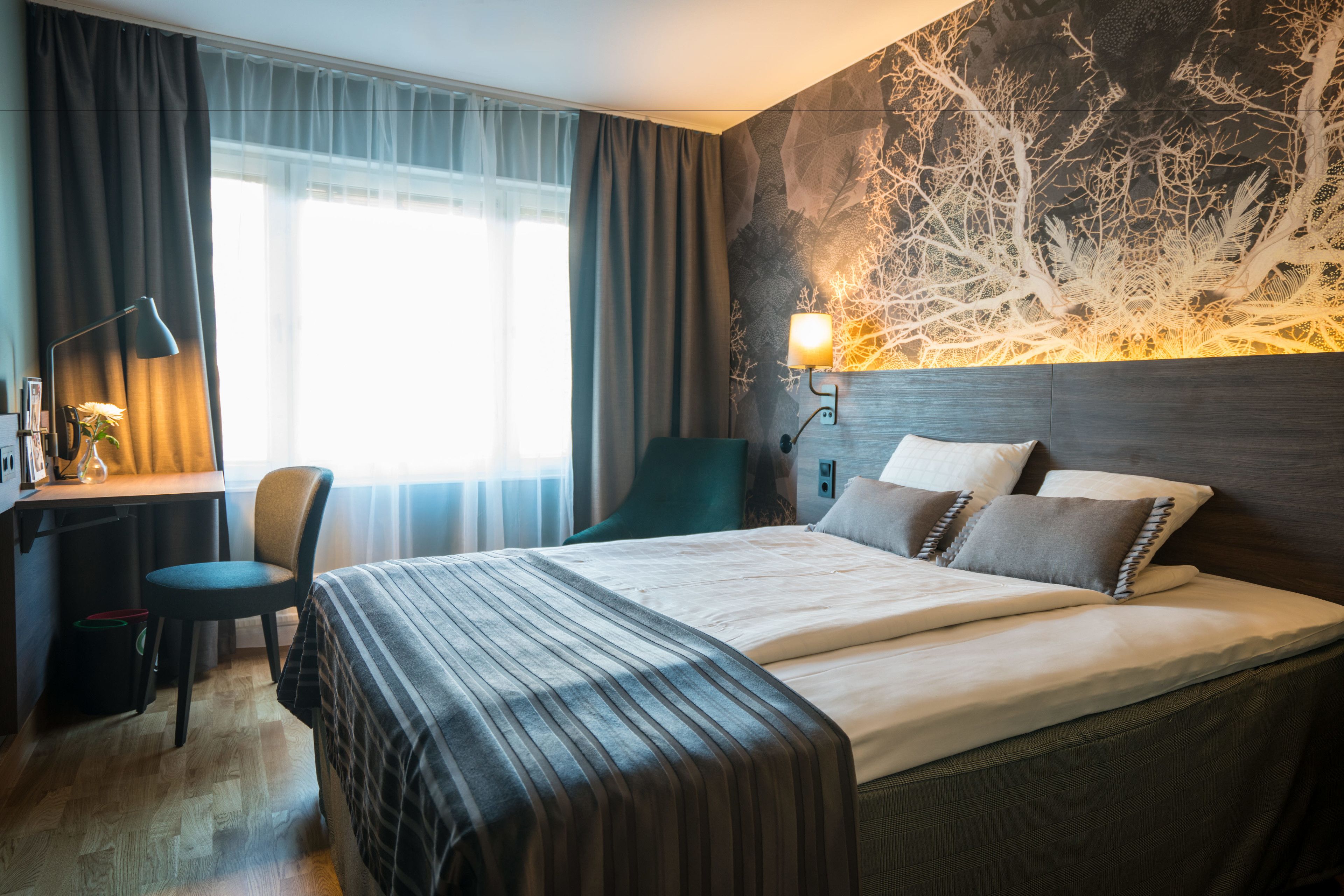 Rum - 1 queensize-säng | Värdeförvaringsskåp på rummet, skrivbord och arbetsyta för laptop