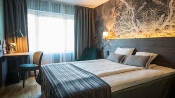 Rum - 1 queensize-sÀng | VÀrdeförvaringsskÄp pÄ rummet, skrivbord och arbetsyta för laptop