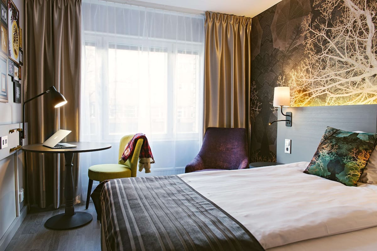 Room, 1 Queen Bed | In-room safe, desk, laptop workspace, blackout drapes