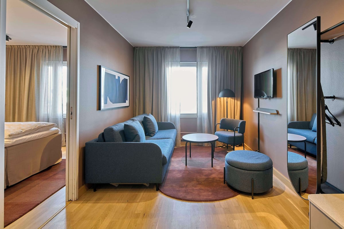 Superior Room (King) | In-room safe, desk, laptop workspace, blackout drapes