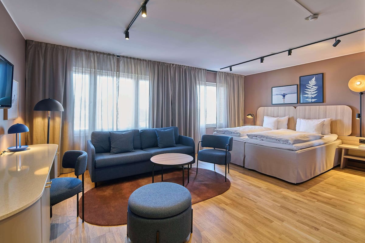Junior Suite | In-room safe, desk, laptop workspace, blackout drapes