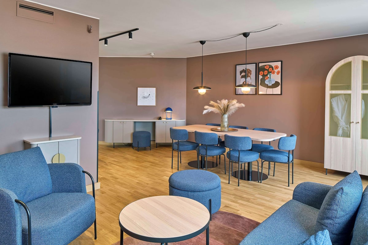 Suite (Master) | In-room safe, desk, laptop workspace, blackout drapes