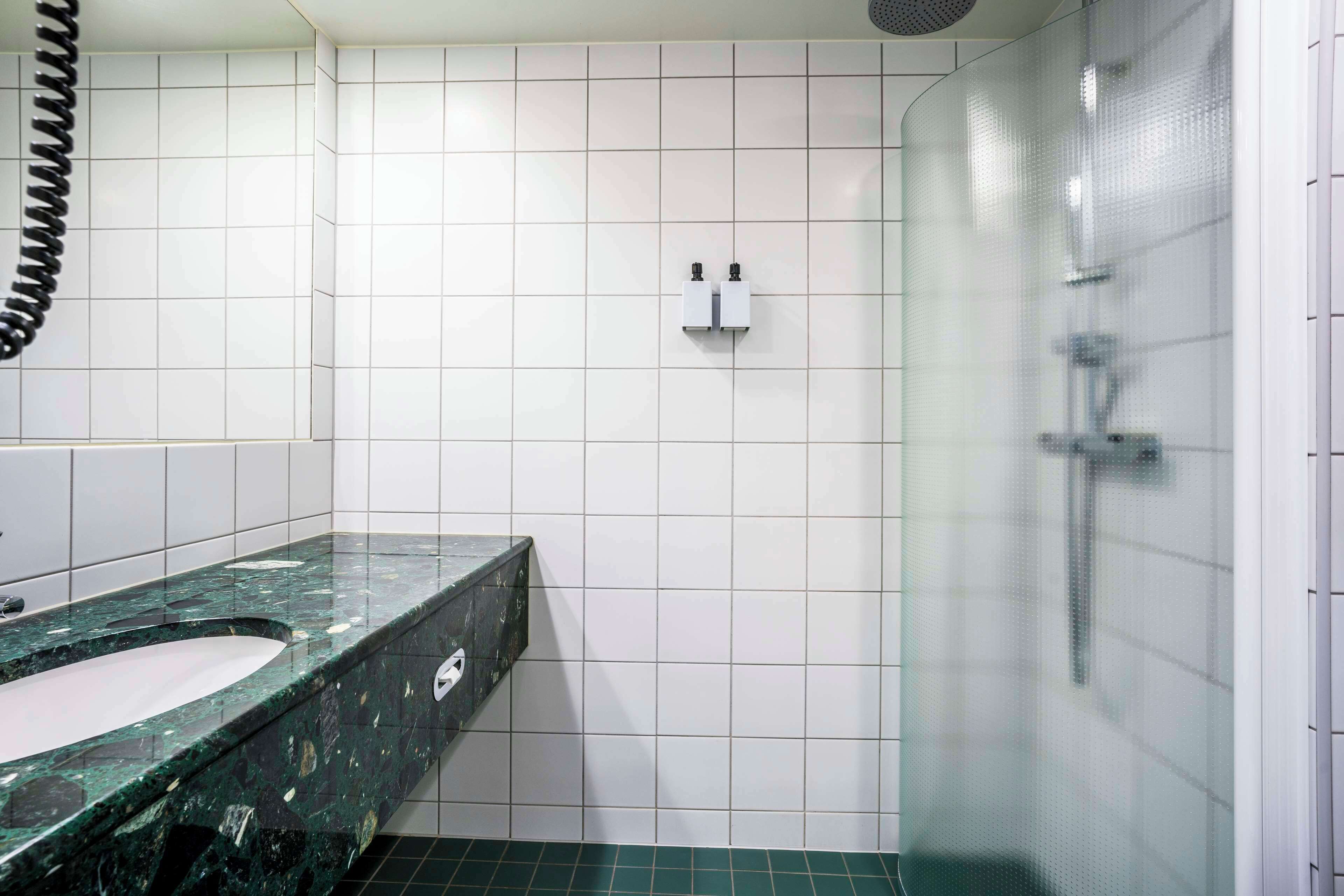 combined shower/bathtub, hair dryer, heated floors, towels