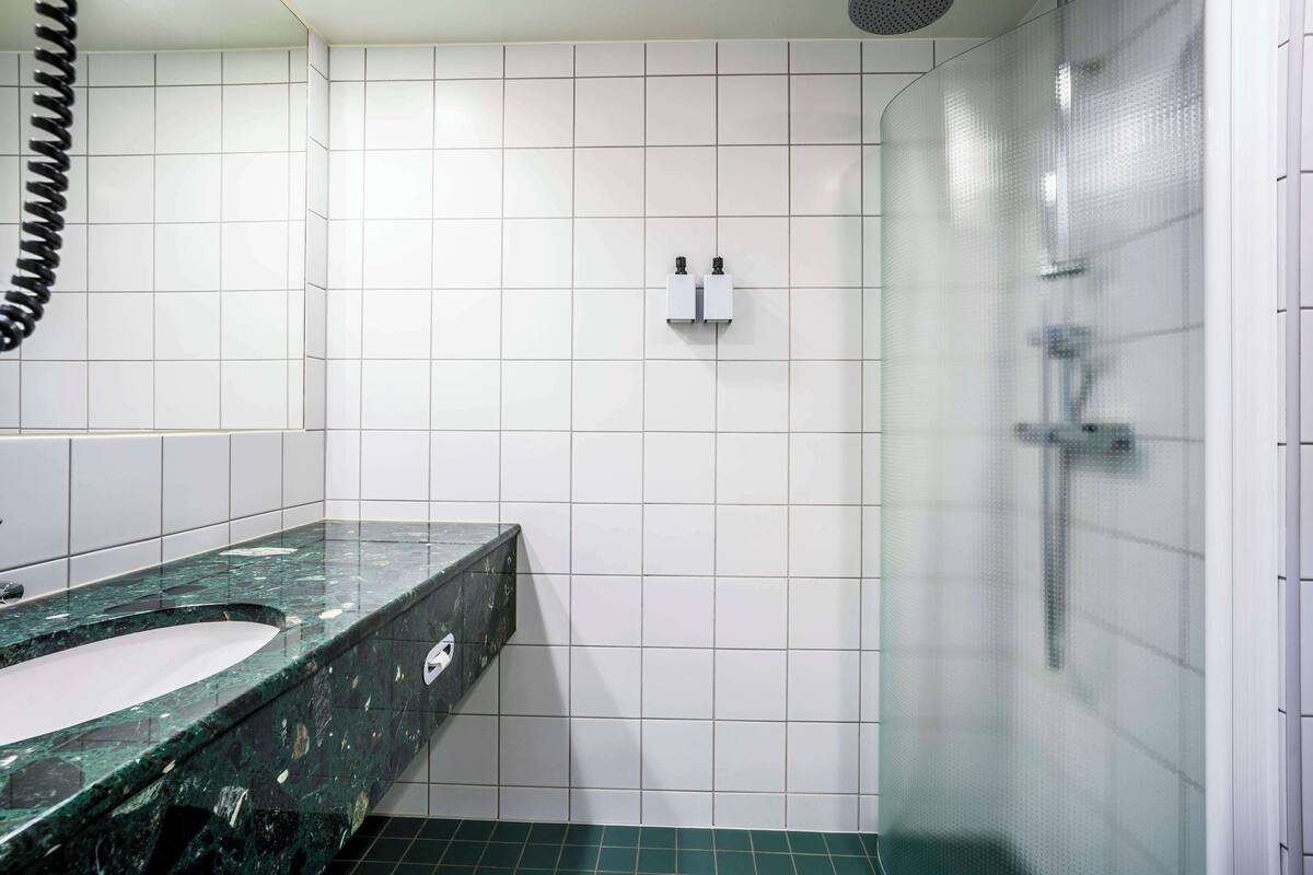 combined shower/bathtub, hair dryer, heated floors, towels
