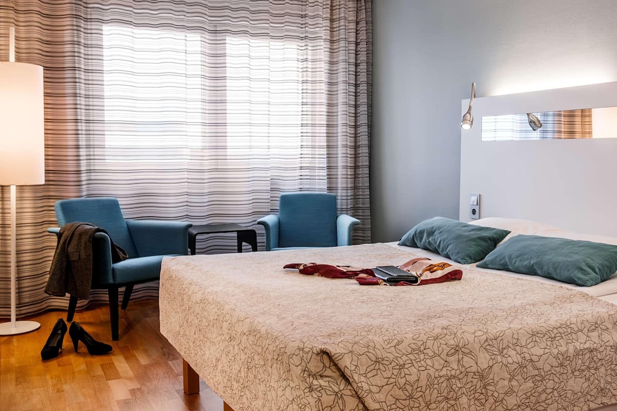 Desk, laptop workspace, cribs (free), WiFi (free)
