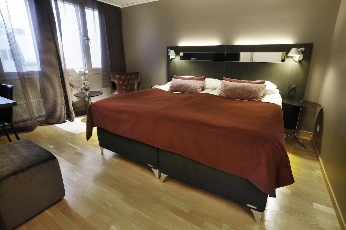 Superior Room (Family) | Desk, blackout drapes, iron/ironing board, free cribs/infant beds